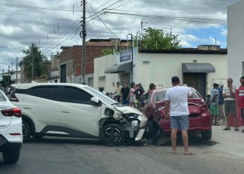 Acidente envolve quatro veículos no Abolição 4