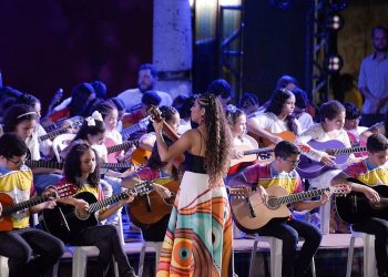 Projeto “Violões da Resistência” oferece aulas gratuitas para crianças