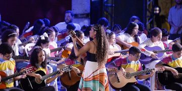 Projeto “Violões da Resistência” oferece aulas gratuitas para crianças