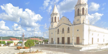 Mulher é morta a facadas pelo companheiro em praça pública de Santana do Matos