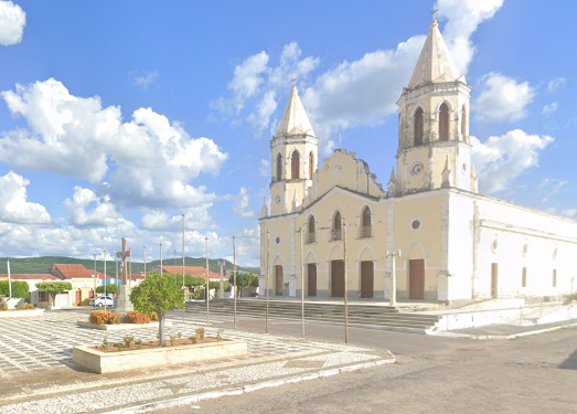 Mulher é morta a facadas pelo companheiro em praça pública de Santana do Matos