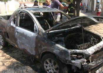 Carro pega fogo próximo à Praça do Museu em Mossoró