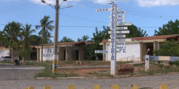 Fuern abre processo seletivo com 11 vagas temporárias para professores em quatro campi