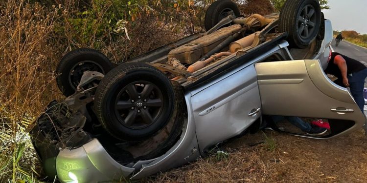 Capotamento é registrado na BR 405