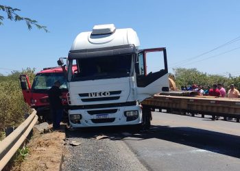 Acidente envolve carreta e caminhão na saída para Baraúna