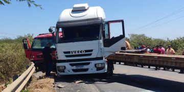 Acidente envolve carreta e caminhão na saída para Baraúna