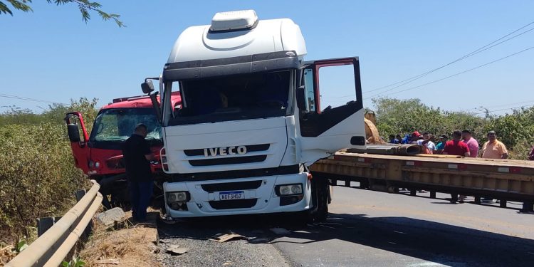 Acidente envolve carreta e caminhão na saída para Baraúna