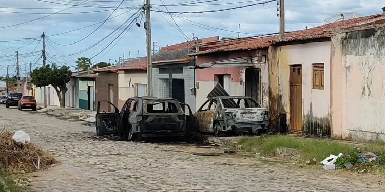 Carros são incendiados no Abolição 4 em Mossoró