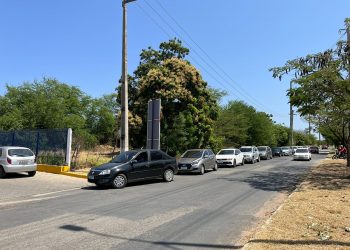 Posto de combustível vende gasolina quase R$ 1,00 mais barata e atrai grande fila