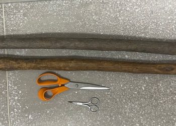 Mulher é presa em Caicó suspeita de agredir mãe, irmã e filho com tesoura e pedaços de madeira