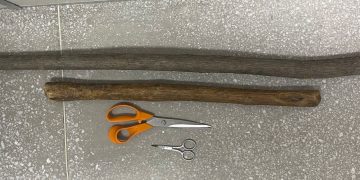 Mulher é presa em Caicó suspeita de agredir mãe, irmã e filho com tesoura e pedaços de madeira