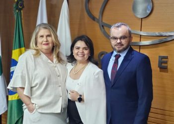 Reitora da Uern toma posse na Abruem