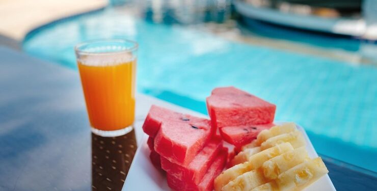 Momento Saúde: comer e ir para piscina realmente faz mal?