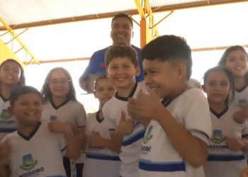 Professor da rede municipal viraliza em momento de recreação com alunos