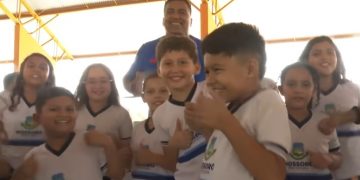 Professor da rede municipal viraliza em momento de recreação com alunos