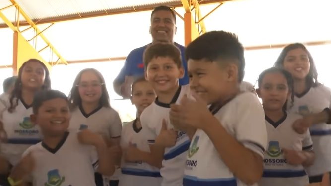 Professor da rede municipal viraliza em momento de recreação com alunos