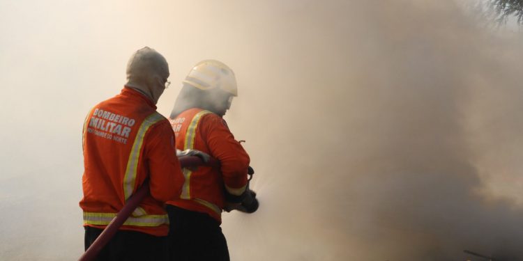 Corpo de Bombeiros do RN envia equipe para combater incêndios na fronteira Brasil-Bolívia