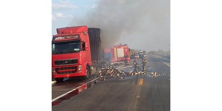 Incêndio em caminhão de carga interdita BR-304 em Mossoró