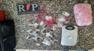 Dupla foge da polícia em Mossoró, mas deixa drogas e material de tráfico para trás