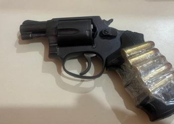 Operação policial em Areia Branca busca foragido por tráfico e homicídio; irmão é preso por posse ilegal de arma