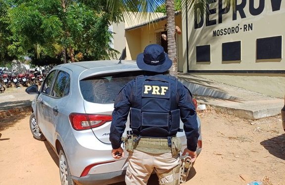 Polícia Rodoviária Federal prende homem e recupera veículo roubado em Mossoró