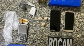 Polícia apreende drogas e material de tráfico em residência abandonada na favela do Velho, em Mossoró
