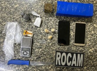 Polícia apreende drogas e material de tráfico em residência abandonada na favela do Velho, em Mossoró