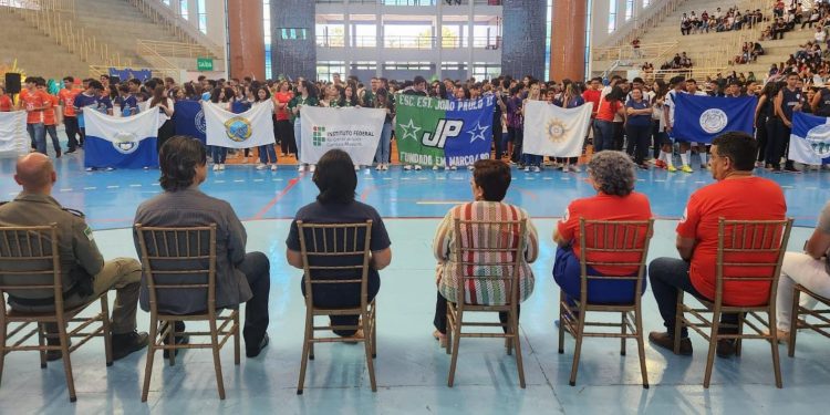 Abertura dos Jerns reúne centenas de alunos no Ginásio Pedro Ciarlini