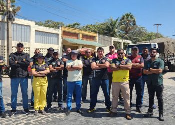 Sindicato dos Caminhoneiros realiza protesto em frente à indústria na BR-304