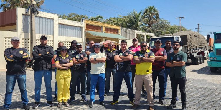 Sindicato dos Caminhoneiros realiza protesto em frente à indústria na BR-304