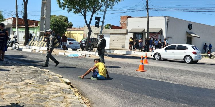 Idosa morre atropelada em semáforo no Abolição 3