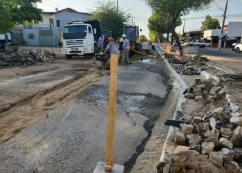 Duas faixas da Av. Abel Coelho no Abolição I são interditadas para serviço da adutora Apodi/Mossoró