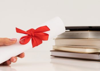 Justiça determina prazo de 60 dias para emissão de diploma de estudante e multa por descumprimento