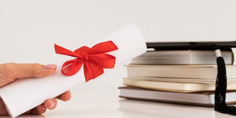 Justiça determina prazo de 60 dias para emissão de diploma de estudante e multa por descumprimento