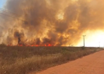 Combate a incêndio na BR-405 em Apodi ultrapassa 24h