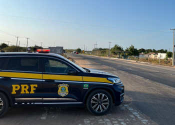 PRF apreende adolescentes, prende homem e recupera veículo roubado