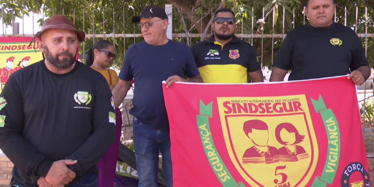 Funcionários terceirizados da Ufersa realizaram manifestação após anúncio de demissões