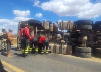 Carreta capota na entrada de Apodi e mobiliza Corpo de Bombeiros e SAMU