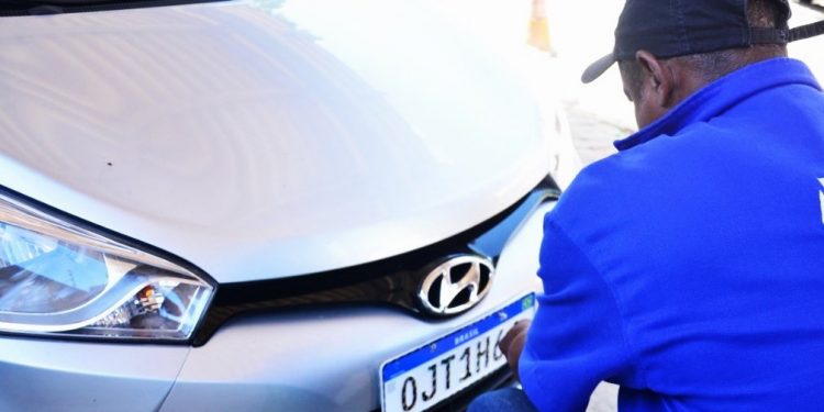 Emplacamento digital de veículos zero km ganha destaque no RN, mas adesão ainda é baixa