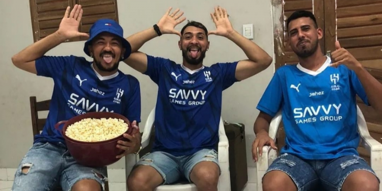 Mossoroenses se reúnem para assistir retorno de Neymar aos gramados