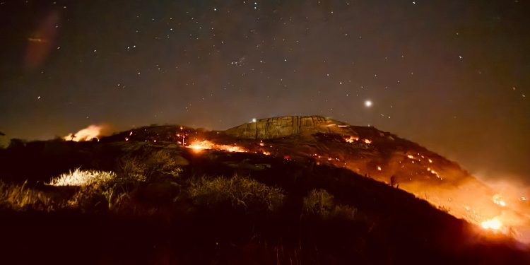 Incêndio atinge Serra do Lima em Patu