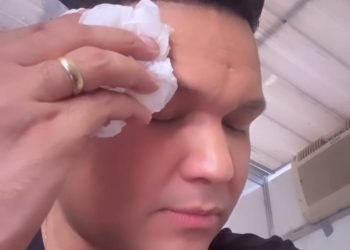 Cantor de Bonde do Brasil se irrita ao ser atingido por celular durante show no RN