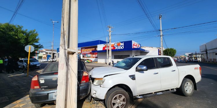 Grave acidente envolveu três veículos no bairro Paredões