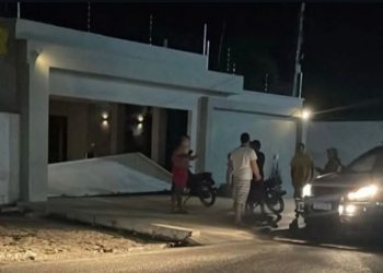 Veículo derruba portão da casa da prefeita de Grossos