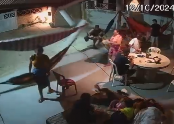 Cobertura de alpendre cai sobre família em Tibau