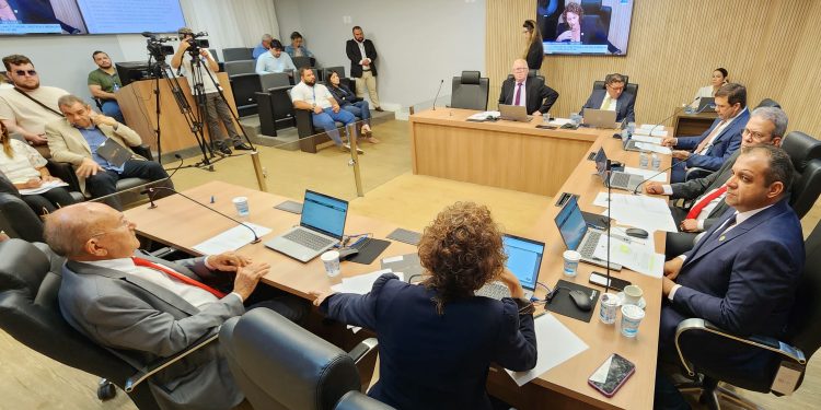 Comissão da Assembleia aprova projetos sobre aumento do ICMS e alterações no IPVA