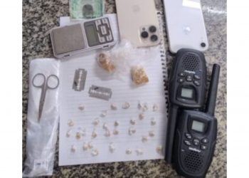 PM apreende menor com drogas e materiais relacionados ao tráfico no Bairro Paredões, em Mossoró