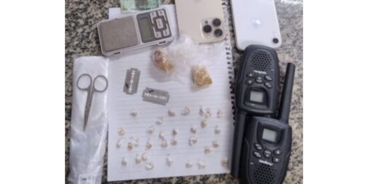 PM apreende menor com drogas e materiais relacionados ao tráfico no Bairro Paredões, em Mossoró