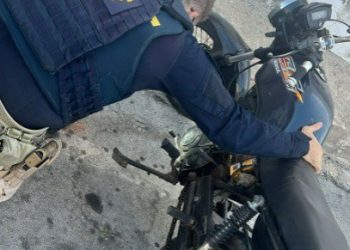 PRF prende dois homens e recupera motocicleta em operação no RN