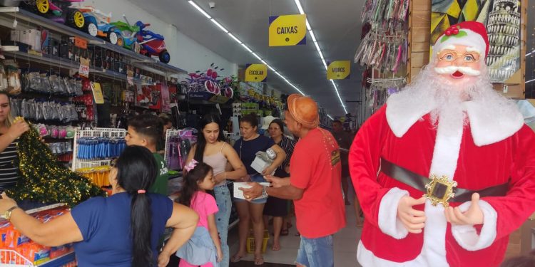 Quase 200 empresas solicitaram autorização para funcionar no feriado desta quarta-feira (20)